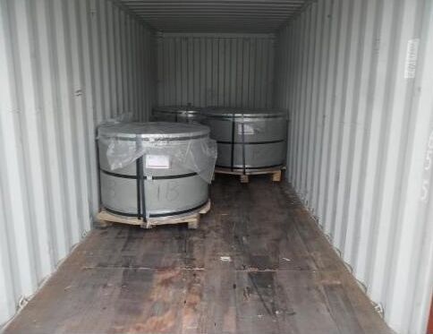 集裝箱裝鋼卷為節(jié)省空間的錯(cuò)位裝法